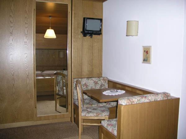Hotel Garni Soreie Pozza di Fassa Ruang foto