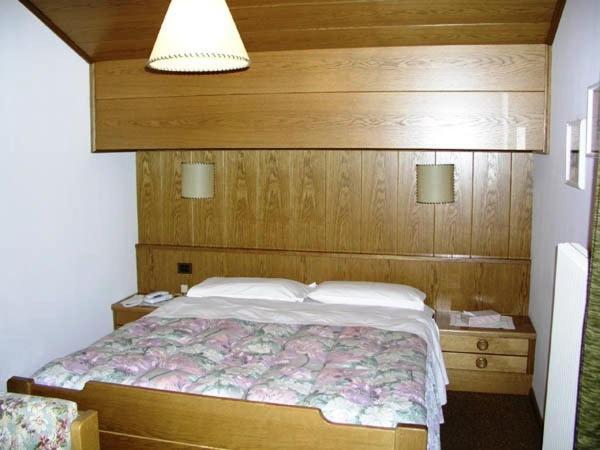 Hotel Garni Soreie Pozza di Fassa Ruang foto