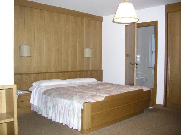 Hotel Garni Soreie Pozza di Fassa Ruang foto