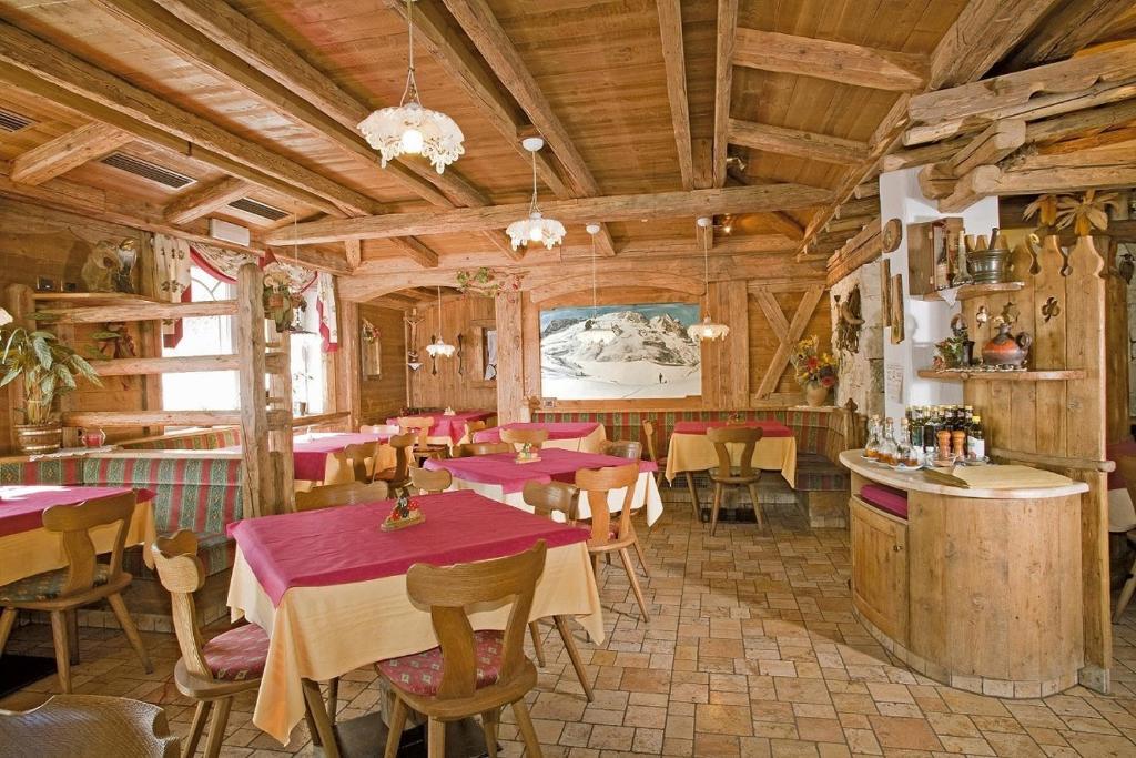 Hotel Garni Soreie Pozza di Fassa Bagian luar foto